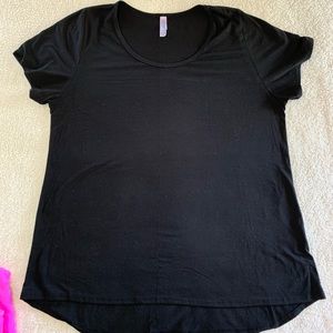 LuLaRoe 1.0 solid BLACK Classic Tee!! 🦄👚